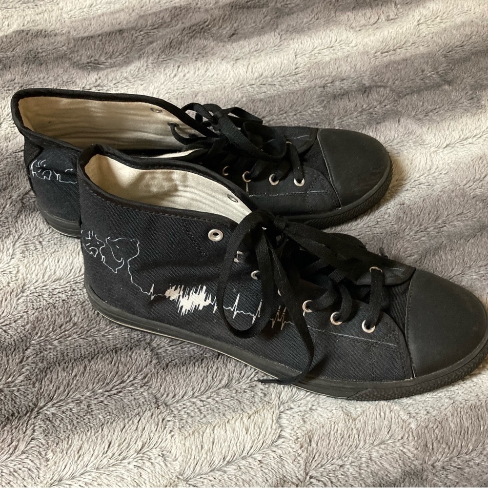 Cute Snoopy and Woodstock boys/mens shoes.